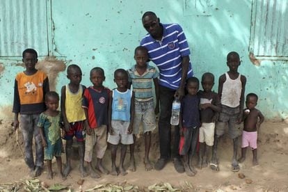 Un grupo de niños de Sare Soffie, aldea al este del país. Los niños son el grupo de población más castigado por la enfermedad junto a mujeres embarazadas debido a su inmunodeficiencia.