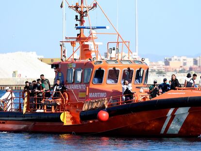 Traslado al puerto de Almería de 32 inmigrantes tras su rescate por Salvamento Marítimo.