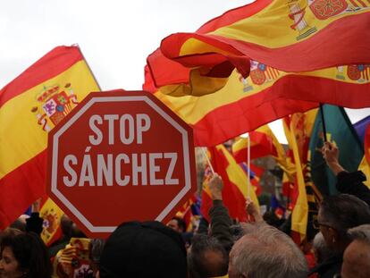Ambiente durante la concentración manifestación en la plaza de Colón.