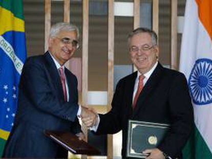 El canciller brasileño, Luiz Alberto Figueiredo (d), y su homólogo de India, Salman Khurshid (i), tras firmar acuerdos bilaterales en el Palacio del Itamaraty, en Brasilia (Brasil).