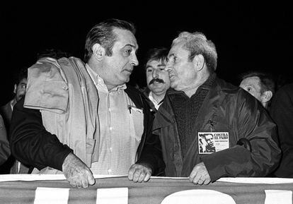 Marcelino Camacho, secretario general del CC OO, y Nicolás Redondo, secretario general de UGT, encabezan una manifestación contra el desempleo, en la calle de Bravo Murillo de Madrid, el 19 de enero de 1979.