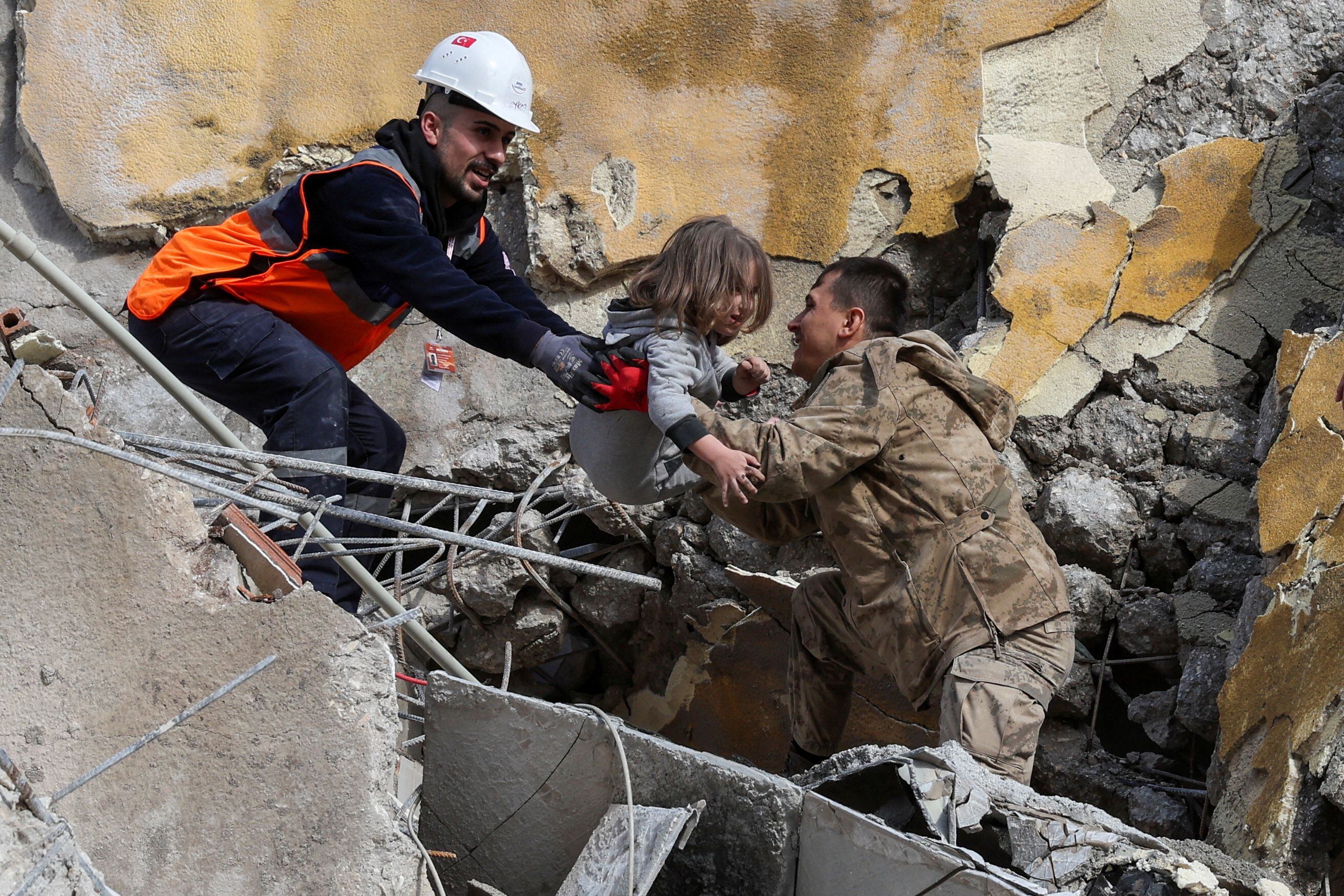 Muhammet Ruzgar, 5, is carried out by rescuers from the site of a damaged building, following an earthquake in Hatay, Turkey, February 7, 2023. REUTERS/Umit Bektas     TPX IMAGES OF THE DAY