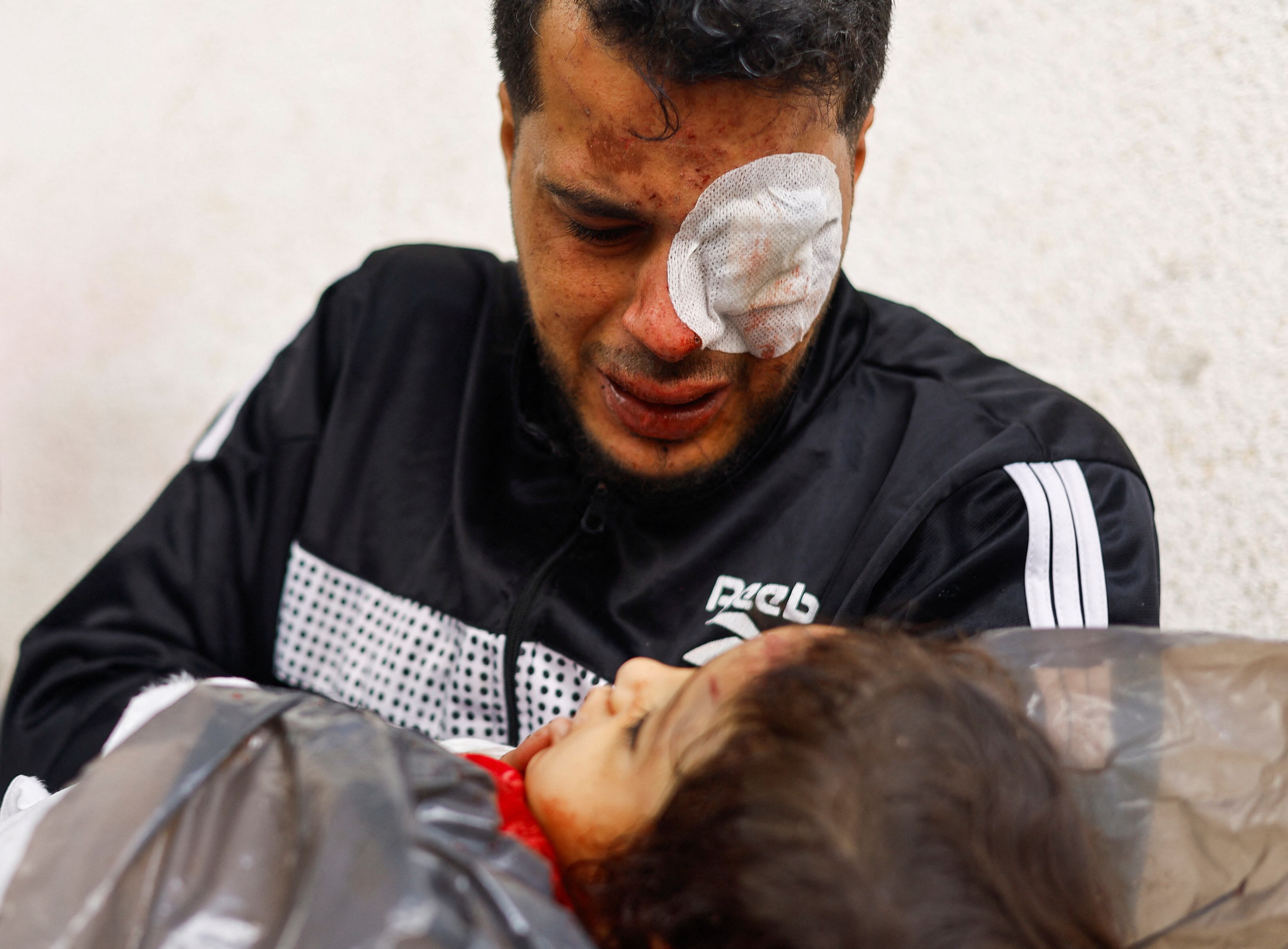 Un palestino sujeta y llora a su hijo muerto en un ataque israelí este jueves en Rafah, en el sur de Gaza.