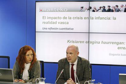 Lamarca, junto a su adjunta, Julia Hernández, en la presentación del informe sobre el impacto de la crisis en la infancia vasca.