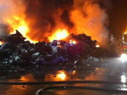 Los bomberos, en el incendio de la chatarrería de San Martín de la Vega.