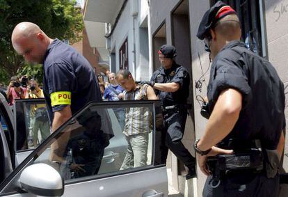 Uno de los detenidos, en 2009, durante la operación de los Mossos d'Esquadra en Mataró.