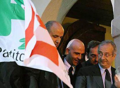 Walter Veltroni (derecha) llega a la sede del Partido Democrático, ayer en Roma.