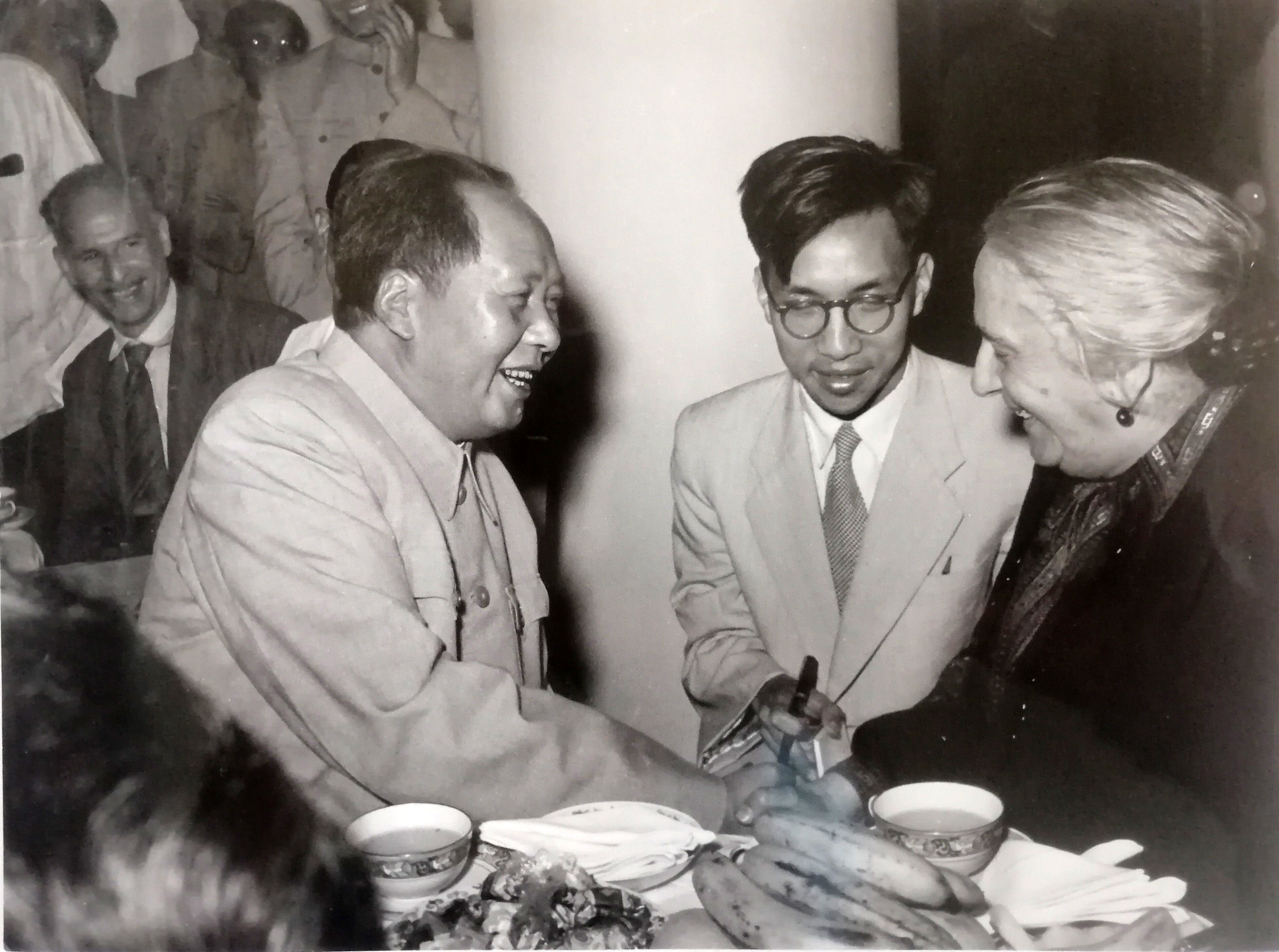 Dolores Ibárruri, con Mao Tse-Tung durante su visita a China en septiembre de 1956.