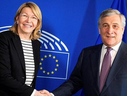 La exfiscal general de Venezuela Luisa Ortega, junto al presidente del Parlamento Europeo, Antonio Tajani, este miércoles en Bruselas.