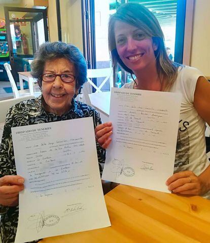 María Luz y su sobrina María con los resguardos de sus apostasías.