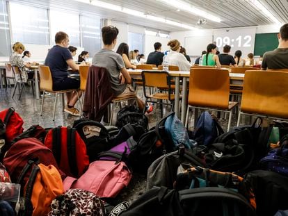 Estudiantes en la Universidad Politécnica de Valencia a punto de empezar la Selectividad, en 2022.