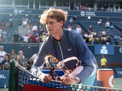 Jannik Sinner posa con el trofeo de campeón en Montreal.