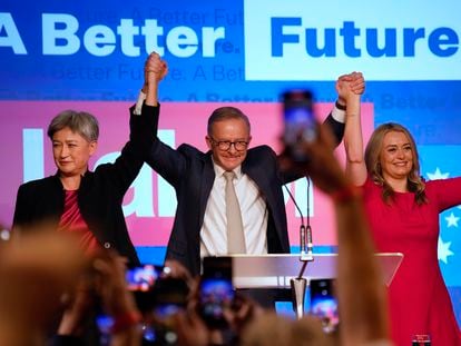 El líder del Partido Laborista de Australia, Anthony Albanese (en el centro), celebra su victoria en las elecciones generales de este sábado.