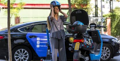 Una mujer se dispone a utilizar una moto de Movo.