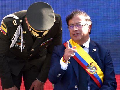 Gustavo Petro, presidente de Colombia, habla con un militar durante su toma de posesión.