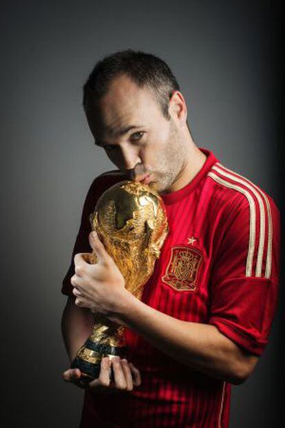 Iniesta posa con el trofeo de campeón del mundo.