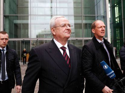 El ex presidente de Volkswagen Martin Winterkorn abandona el Bundestag tras declarar en una comisión parlamentaria en enero de 2017. 