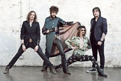 El cuarteto británico The Darkness. Su líder, Justin Hawkins, es el segundo por la derecha.