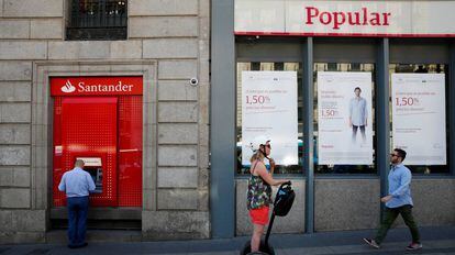 Una oficina del Banco Popular junto a un cajero del Santander, en Madrid.