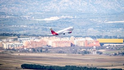 Un avión despega del aeropuerto Adolfo Suárez-Barajas de Madrid.