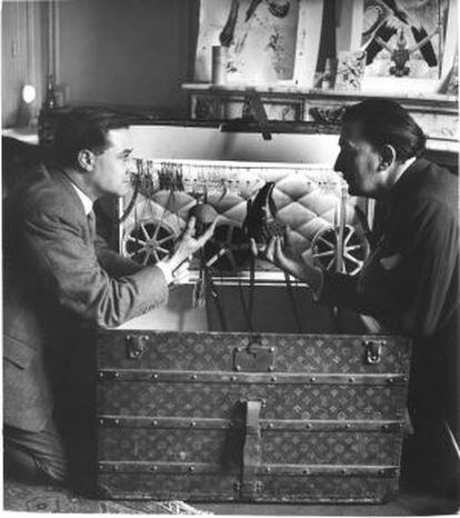 Descharnes y Dal&iacute;, en la casa del artista en Port Lligat (Cadaqu&eacute;s) en 1957.