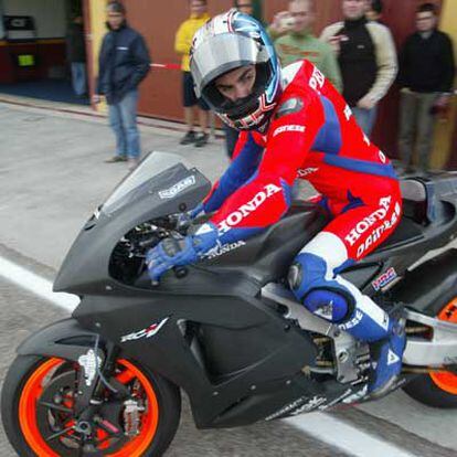 Dani Pedrosa, ayer en Cheste, con la nueva Honda RC211V de MotoGP.