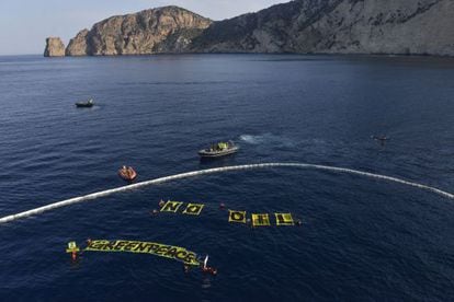 Vista desde un 'dron' de la protesta de Greenpeace junto a la costa de Ibiza.