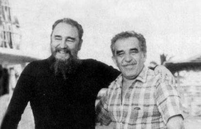 Fidel Castro i Gabriel García Márquez cap al 1985, portada del llibre 'Gabo y Fidel. El paisaje de una amistad', d'Ángel Esteban i Stéphanie Panichelli.