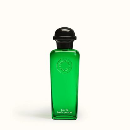 Las 'colognes' de Hermès dan la bienvenida a una nueva creación vegetal, ligera y etérea. Creada por la perfumista de Hermès Christine Nagel, Eau de Basilic Pourpre es un homenaje a esta planta aromática bañada por el sol, que evoca la convivencia en verano. Encarna la frescura aromática de una albahaca púrpura profunda, dinamizada por una bergamota verde ligera y cristalina, y por un geranio que le confiere carácter. Lo envuelve el emblemático frasco en forma de linterna que se viste de color verde brillante. Precio: 104 euros (100 ml). www.hermes.com.