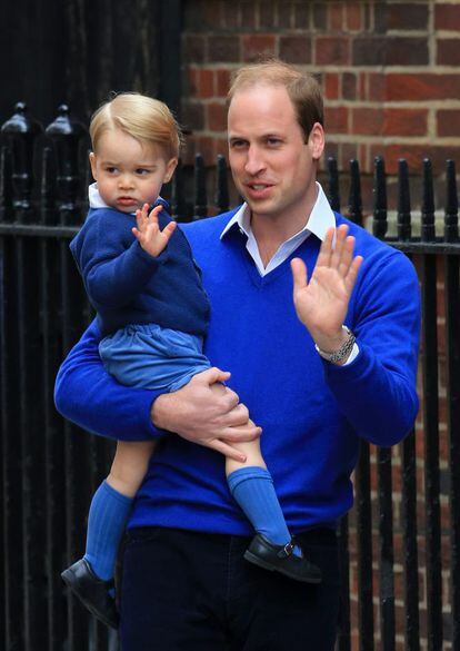 Guillermo de Inglaterra lleva a su primer hijo a conocer a su hermana, la princesa Carlota, nacida el 2 de mayo de 2015 en el Hospital Saint Mary de Londres, el mismo centro en el que la duquesa dio a luz al príncipe Jorge.