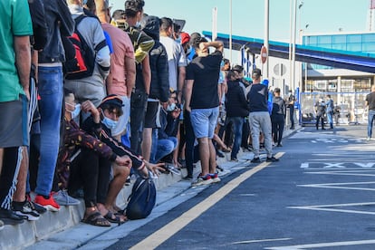 Larga cola de migrantes para pedir cita en la oficina de asilo en la frontera de El Tarajal (Ceuta), el miércoles.