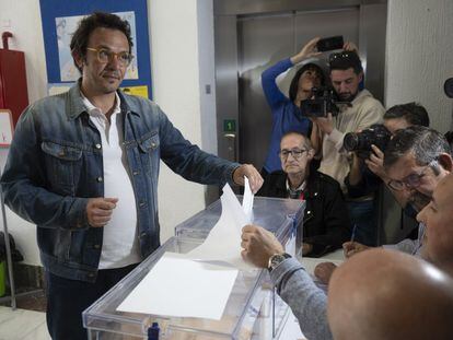 José Maria Gónzalez ‘Kichi’ acude a votar en el colegio electoral de la Salle, en el barrio de la Viña, Cádiz.