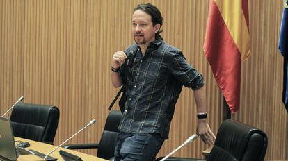 El secretario general de Podemos, Pablo Iglesias, al inicio hoy de la primera reuni&oacute;n del grupo parlamentario confederal de Unidos Podemos.