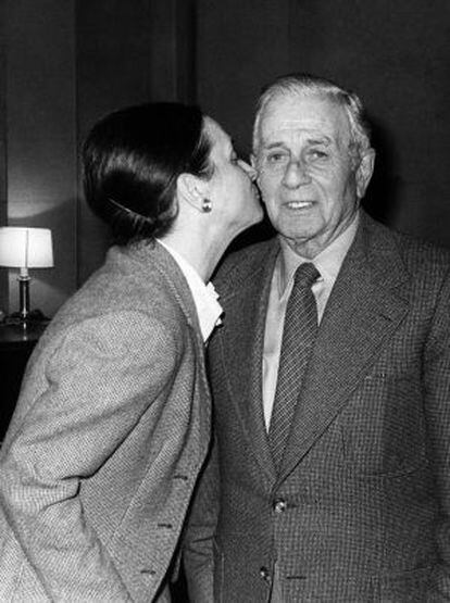Marta Ferrusola besa a su suegro, Florenci, en 1980.