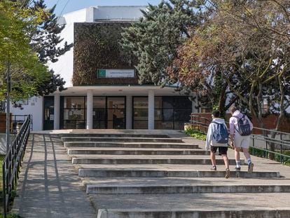 Dos alumnos, en el instituto Heliche en Olivares (Sevilla), donde tres estudiantes atacaron a un profesor en enero.