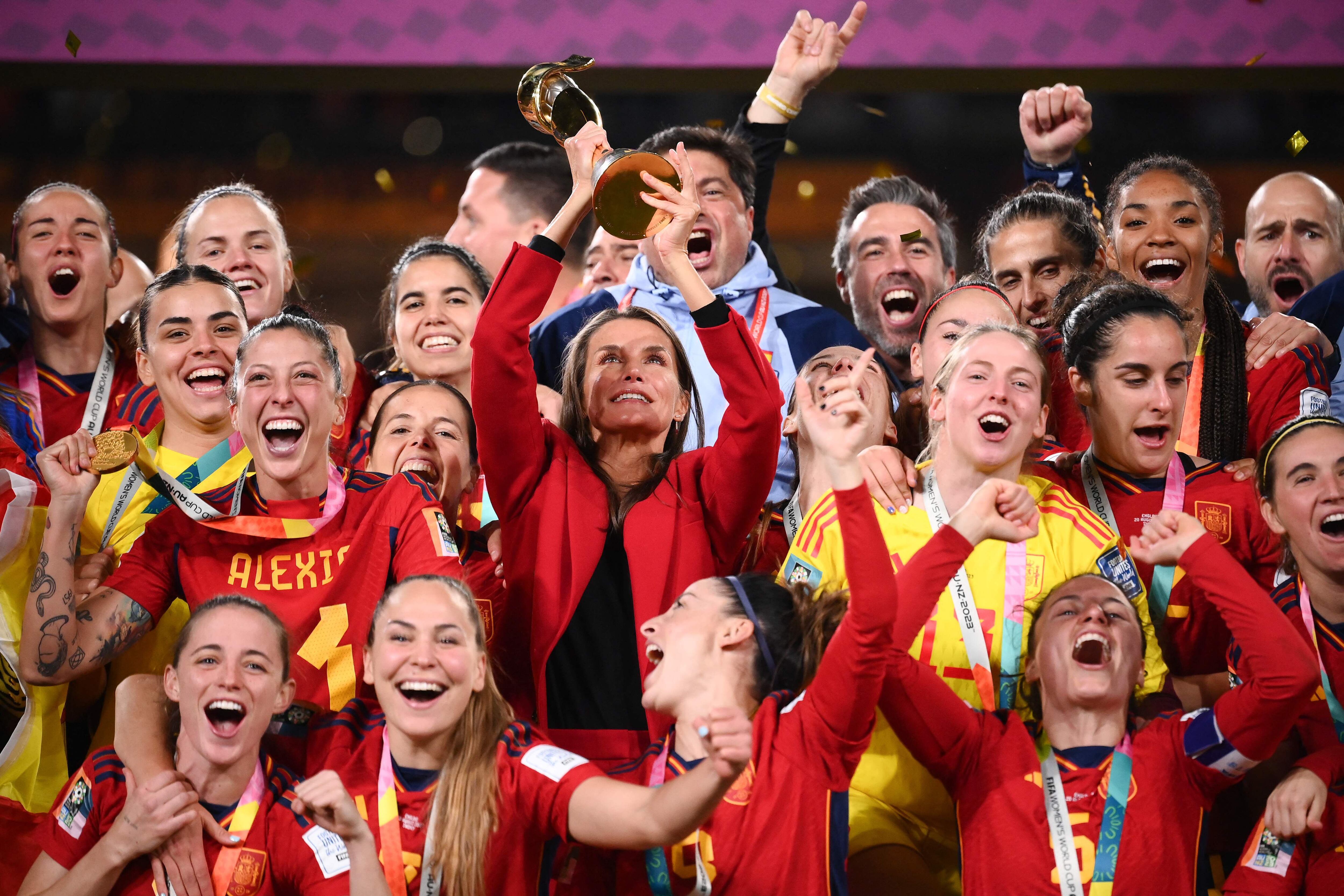 La reina Letizia levanta el trofeo con las jugadoras de la selección de España de fútbol. 