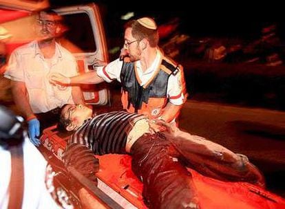 Un equipo sanitario evacua a uno de los heridos en el ataque de ayer en Jerusalén.