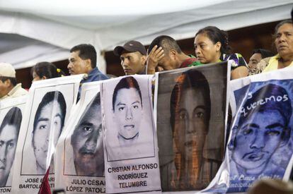 Familiares de los desaparecidos, este miércoles en México DF.