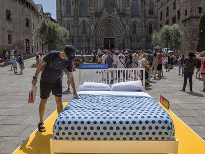 El Ayuntamiento ha instando una cama en la Plaza de la Catedral 