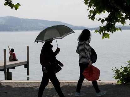 Unos turistas visitan Lake Zug, en Suiza