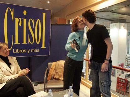 Julia Navarro recibe el premio  Crisol, entregado por Lorenzo Marchena ante Vitoria Lafora.