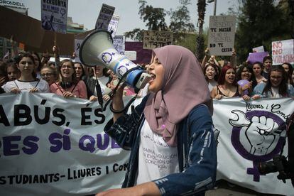 Una estudiante grita consignas durante la protesta contra la sentencia de La Manada en Barcelona. 