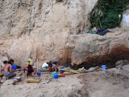 Paleont&oacute;logos trabajando en el yacimiento de El Salt, en Alicante.