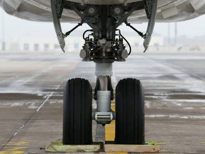 Tren de aterrizaje de un avi&oacute;n de Boeing