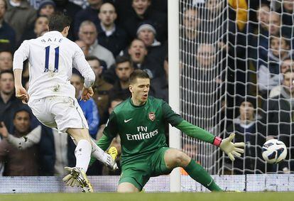 Gareth Bale marca su gol ante el Arsenal.