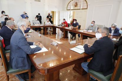 Reunión de la mesa de diálogo sobre el futuro de Ence en Pontevedra.