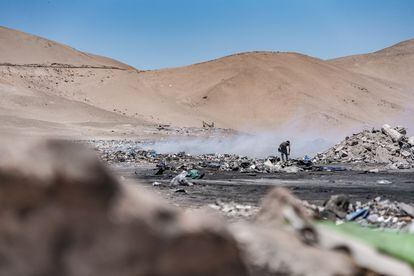 En los alrededores de Alto Hospicio, en el desierto de Atacama, cada día surgen nuevos vertederos. Lo que llega es quemado por los particulares que viven allí. Algunos de ellos reciben una remuneración por hacerlo.
