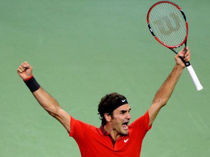 Roger Federer celebra su victoria.
