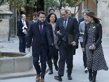 El presidente de la Generalitat, Quim Torra, acompañado del vicepresidente, Pere Aragonès, y la portavoz Meritxell Budó.