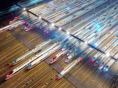 Vista de trenes bala en una estación ferroviaria en Nanjing, provincia de Jiangsu. 